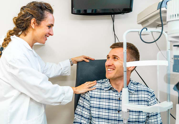 eye exam in optometry clinic